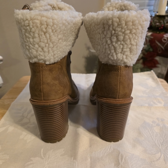 Nine West Tan Heeled Boots with White Fur - Picture 2 of 4